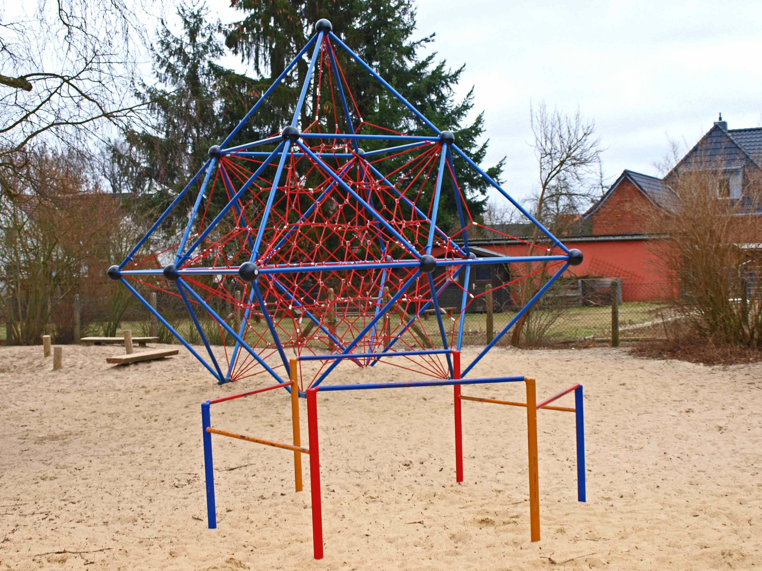 Schulhof20120311_Spielgeraete_02_Web